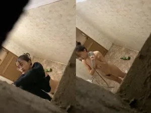 Quay lén em ghệ vú to tắm, khe cô bé chảy nước ròng ròng