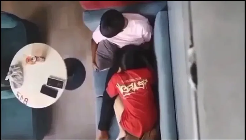 Quay lén gấu liếm liếm cho bạn gái nơi công cộng