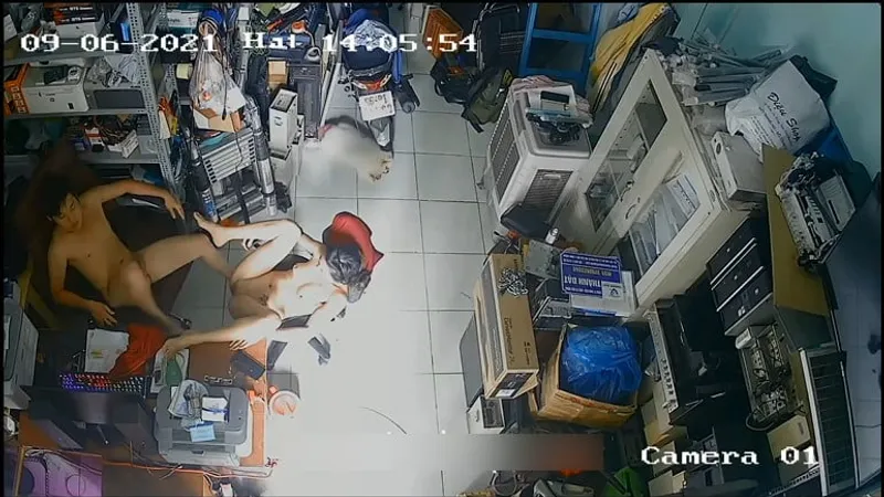 Vợ yêu người chồng làm tình nhau trong của cục thịt máy tính